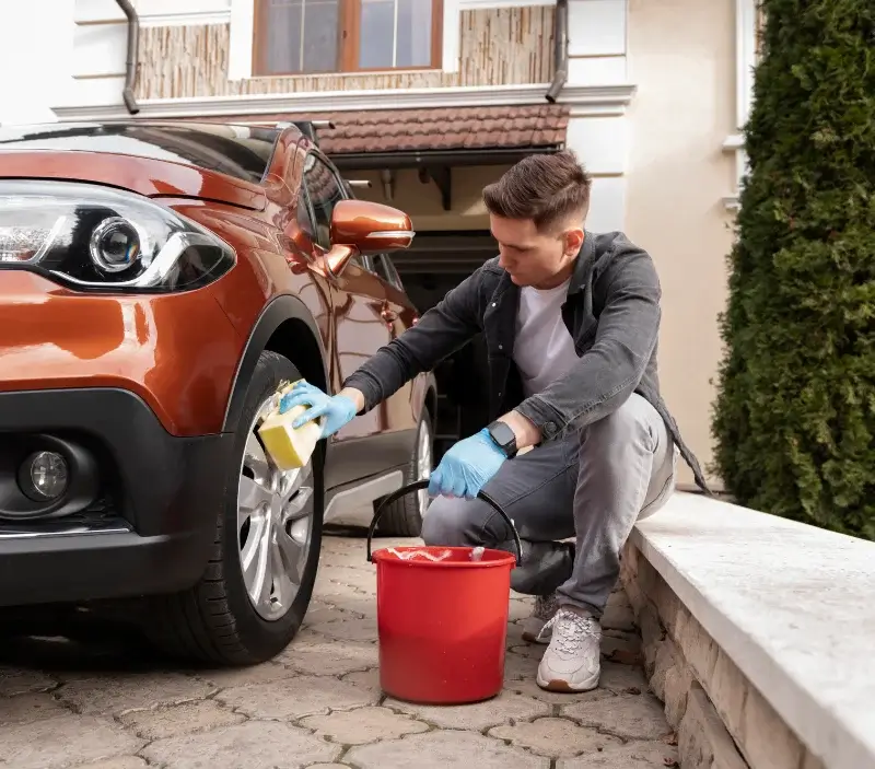 Lavage auto à domicile La Bouilladisse : professionnel intervenant sur un véhicule